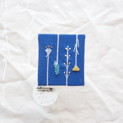 手刺繍】つけて、飾る brooch (野の花/blue) 1枚目の画像