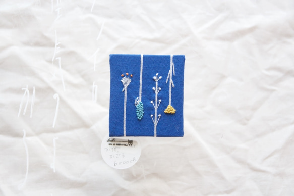 手刺繍】つけて、飾る brooch (野の花/blue) 1枚目の画像