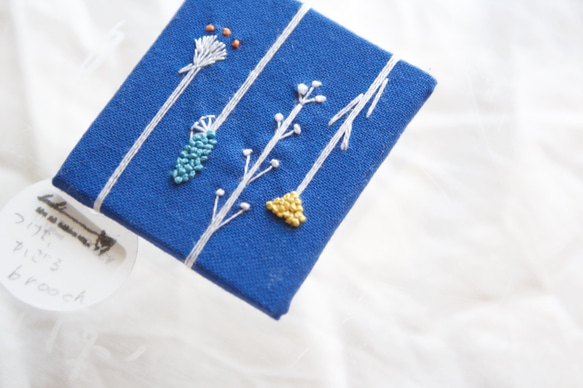 手刺繍】つけて、飾る brooch (野の花/blue) 3枚目の画像