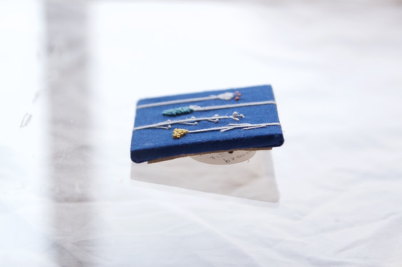 手刺繍】つけて、飾る brooch (野の花/blue) 4枚目の画像