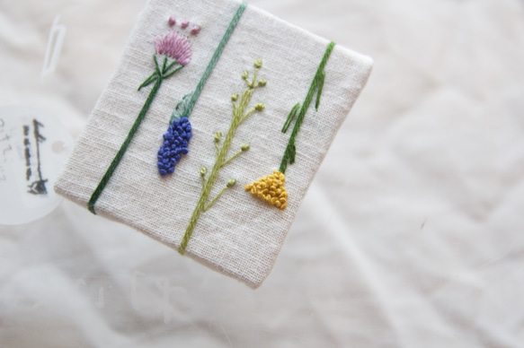 手刺繍】つけて、飾る brooch (野の花/white) 1枚目の画像