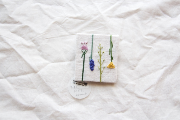 手刺繍】つけて、飾る brooch (野の花/white) 2枚目の画像