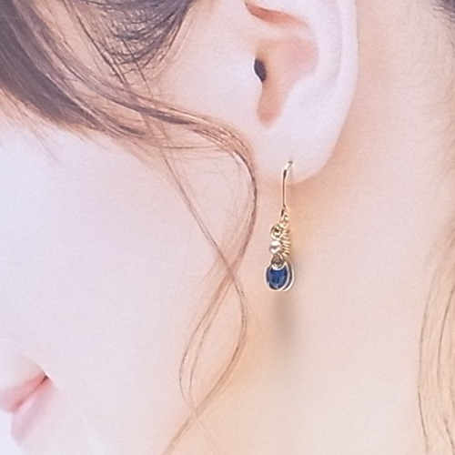 揺れる 小振り スワロフスキー ワイヤー ピアス ＆ イヤリング（163137  