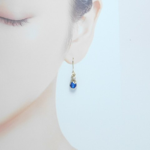 揺れる 小振り スワロフスキー ワイヤー ピアス ＆ イヤリング（163137  