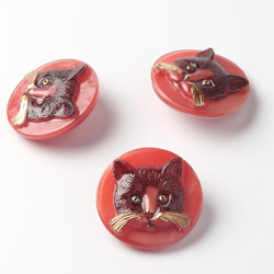 新作・ガラスボタン 2.8cm 紅色 金のヒゲ・黒猫さん 2枚目の画像