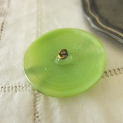 4cm 大きいサイズ！　とんぼ柄（黄緑）　チェコガラスボタン　ヴィンテージ 2枚目の画像
