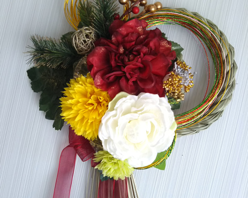 お正月飾り しめ縄飾り 赤いダリアと白いラナンキュラスとポンポン菊  