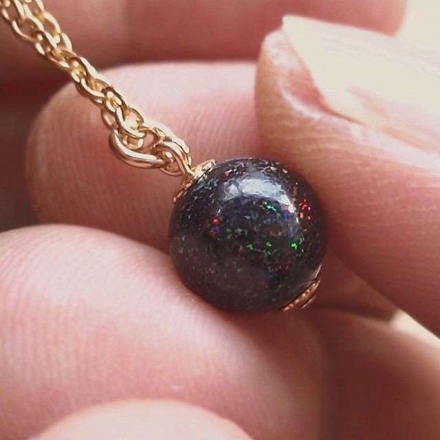 輝く星々の輝きを宿したオパール｜ブラックマトリックスオパール（8mm）Simpleネックレス