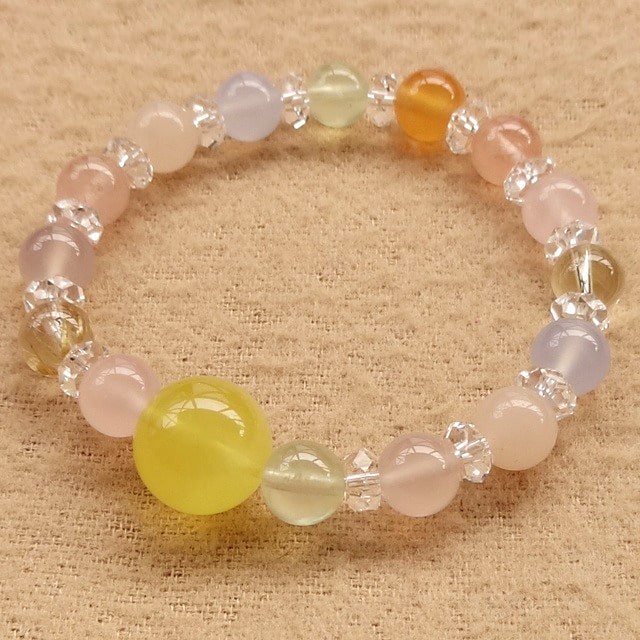 大きな向日葵のような存在感｜蜜蝋琥珀（ハニーアンバー）ｘ天然色カルセドニー（ブルー・オレンジ・ピンク）など