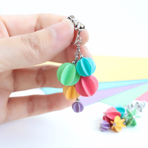 ハッピーを巻き起こすカラフル5色のイヤリング/ピアス【片耳販売