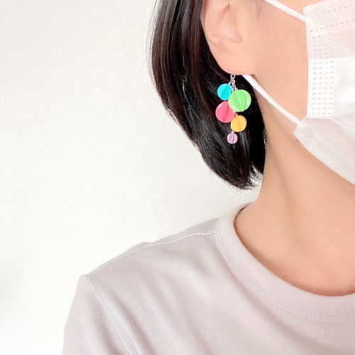 ハッピーを巻き起こすカラフル5色のイヤリング/ピアス【片耳販売