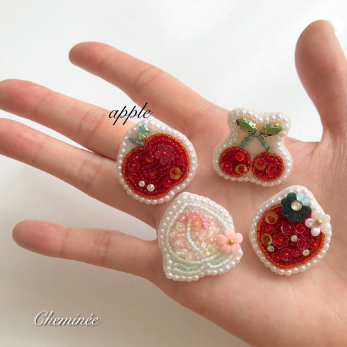 ビーズ刺繍♡りんごのミニブローチ ブローチ Cheminée 通販
