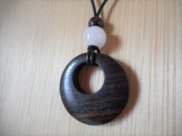 木のネックレス　縞黒檀のリングと水晶(ピンククオーツ）　と木製ビーズ 4枚目の画像