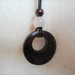 木のネックレス　縞黒檀のリングと水晶(ピンククオーツ）　と木製ビーズ 6枚目の画像