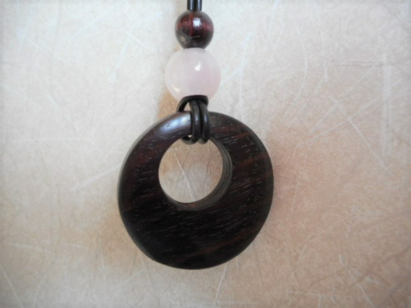 木のネックレス　縞黒檀のリングと水晶(ピンククオーツ）　と木製ビーズ 7枚目の画像