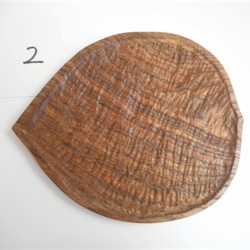 木彫りのお皿　中皿　ルーズな丸型　神代けやき　薄型 2枚目の画像