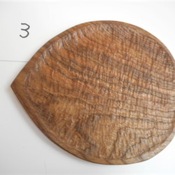 木彫りのお皿　中皿　ルーズな丸型　神代けやき　薄型 3枚目の画像