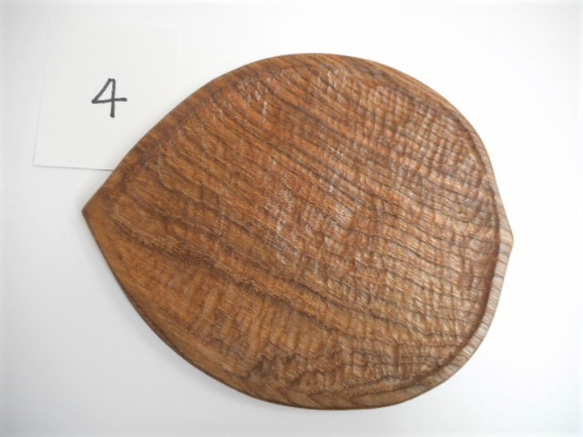 木彫りのお皿　中皿　ルーズな丸型　神代けやき　薄型 4枚目の画像