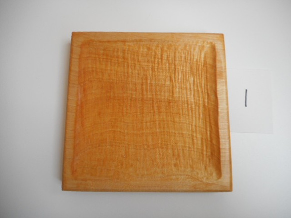 木彫りのお皿　中皿　四角型　トチの木　 2枚目の画像
