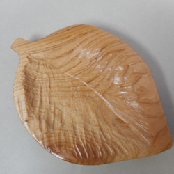 木の小皿　ひのきで作った葉っぱの小皿 2枚目の画像