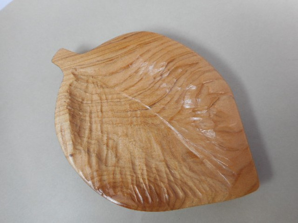木の小皿　ひのきで作った葉っぱの小皿 2枚目の画像