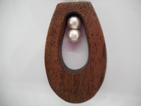 木のネックレス　しずく型ウォルナットとコットンパール 4枚目の画像