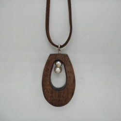 木のネックレス　しずく型ウォルナットとコットンパール 10枚目の画像