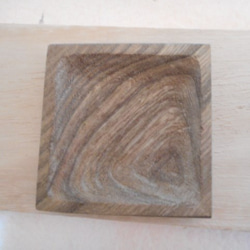 神代タモの木彫り豆皿　正方形 2枚目の画像