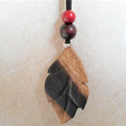 木のネックレス　黒柿の葉っぱ　無垢材　ロングネックレス 6枚目の画像