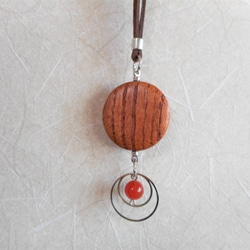 木（チャンジー）と天然石（メノウ）のネックレス　　二重リング飾り 3枚目の画像