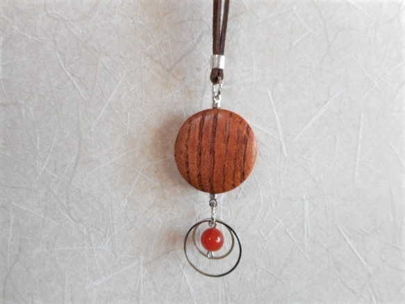 木（チャンジー）と天然石（メノウ）のネックレス　　二重リング飾り 5枚目の画像