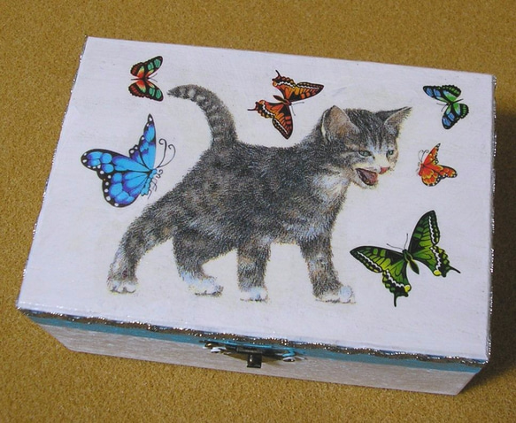 子猫と蝶　ジュエリーボックス　裁縫箱　小物入 1枚目の画像
