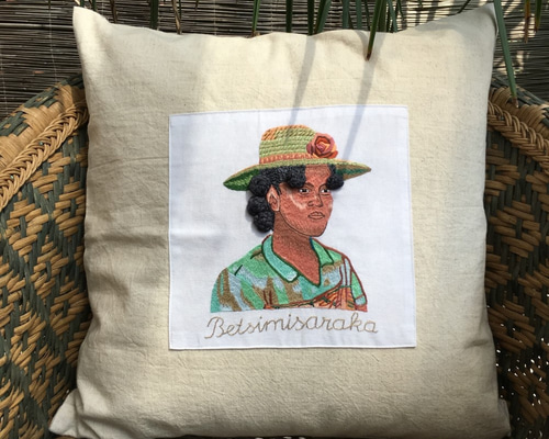 ハンドメイド 刺繍クッションカバー【色：生成り】 アフリカ民族女性