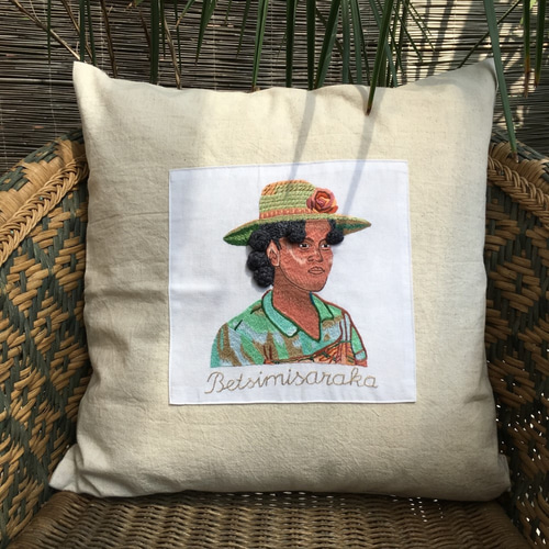 ハンドメイド 刺繍クッションカバー【色：生成り】 アフリカ民族女性
