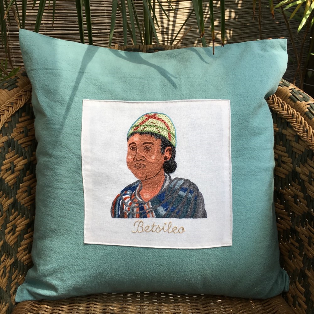 ハンドメイド 刺繍クッションカバー【色：アクアブルー