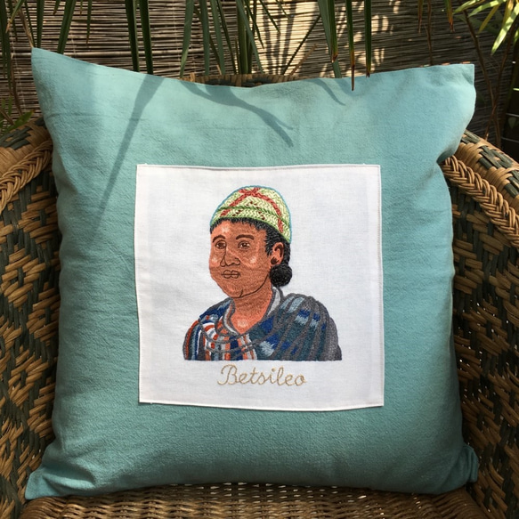 ハンドメイド 刺繍クッションカバー【色：アクアブルー