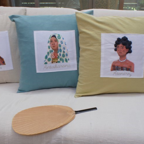 ハンドメイド 刺繍クッションカバー【色：生成り】 アフリカ民族女性