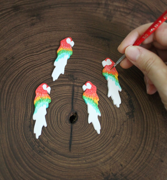 赤と緑のコンゴウインコ真珠耳フックイヤリング/手描き/鳥/森 5枚目の画像
