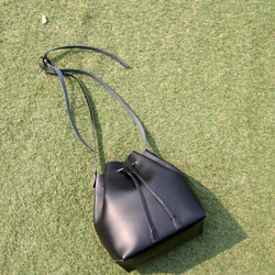 手縫皮革黑色水桶包 側揹包 by Fabula Design 客製化 復古 bucket bag 第1張的照片