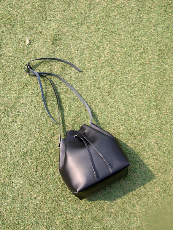 手縫皮革黑色水桶包 側揹包 by Fabula Design 客製化 復古 bucket bag 第1張的照片