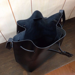 手縫皮革黑色水桶包 側揹包 by Fabula Design 客製化 復古 bucket bag 第4張的照片