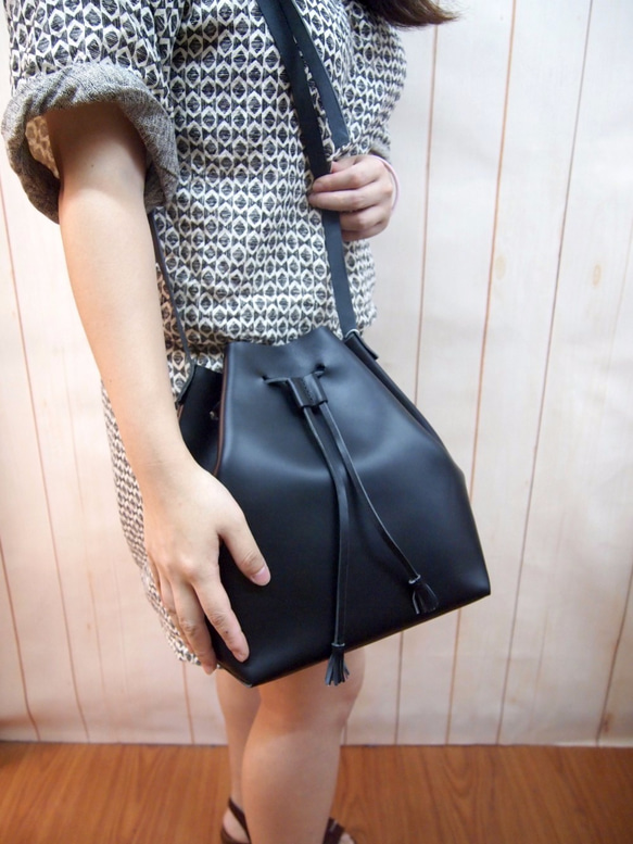 Handstitch Black Leather Bucket Bag 5枚目の画像