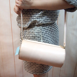 Leather Natural Color Cylinder Bag 2枚目の画像