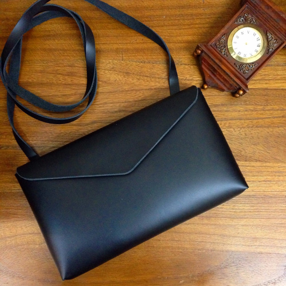 手縫皮革黑色簡約斜背包 by Fabula Design 客製化 復古 電話包 隨身包 旅行包 韓國風格 第2張的照片