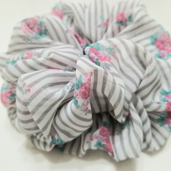 ラスト1つ❗再販❗新作⭐Gray-stripe　Flowerシュシュ⭐ 2枚目の画像