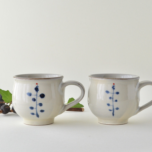 やちむん・手描きなずな草文カップ＆ソーサー(沖縄 壺屋焼) マグカップ