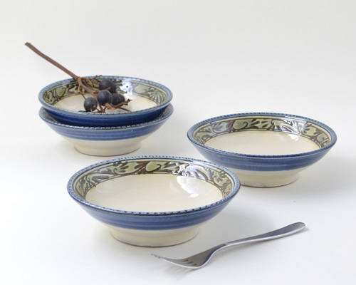 やちむん・手彫り緑釉唐草文深皿 (沖縄 壺屋焼) 中皿 工房o-gusuya