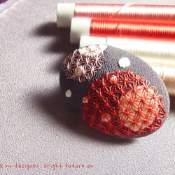 日本刺繍ブローチ　惑星《紅》 2枚目の画像