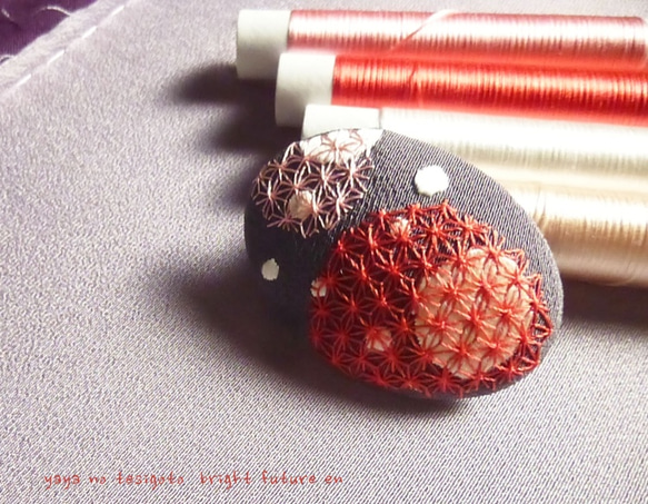 日本刺繍ブローチ　惑星《紅》 2枚目の画像