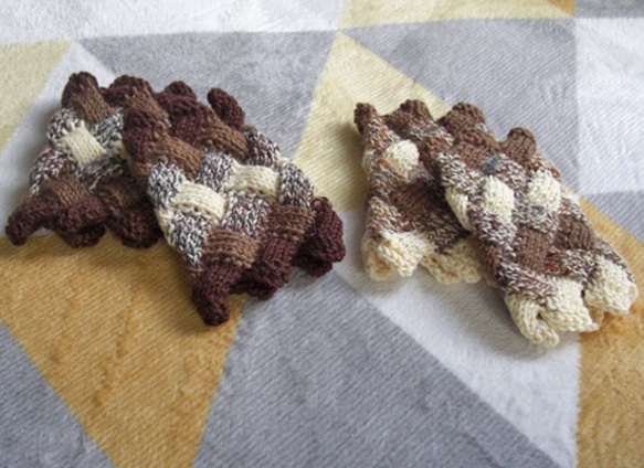 白樺編み　リストウォーマー　ウール糸　濃い茶系 2枚目の画像